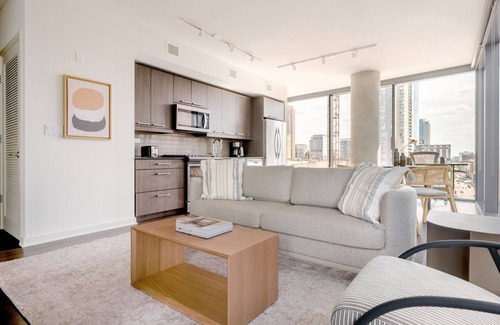 West Loop Apartment | Lovely West Loop 2BR w/W/D, Gym & Lounge, nr L, by Blueground