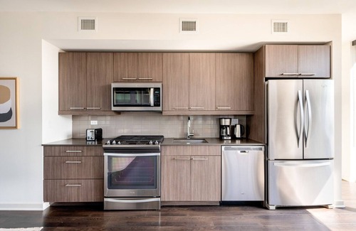 West Loop Apartment | Lovely West Loop 2BR w/W/D, Gym & Lounge, nr L, by Blueground