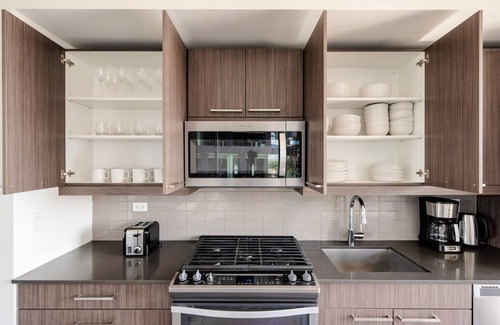 West Loop Apartment | Lovely West Loop 2BR w/W/D, Gym & Lounge, nr L, by Blueground