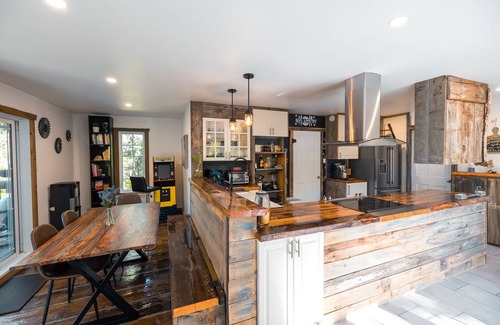 Pointe-au-Chene Ski Chalet | ❤️❤️❤️ LoveNestChalet | Hot Tub, Fireplace & BBQ ❤️ Lake & Mountain ❤️❤️❤️