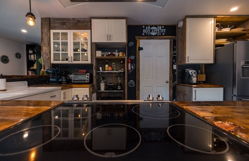Pointe-au-Chene Ski Chalet | ❤️❤️❤️ LoveNestChalet | Hot Tub, Fireplace & BBQ ❤️ Lake & Mountain ❤️❤️❤️