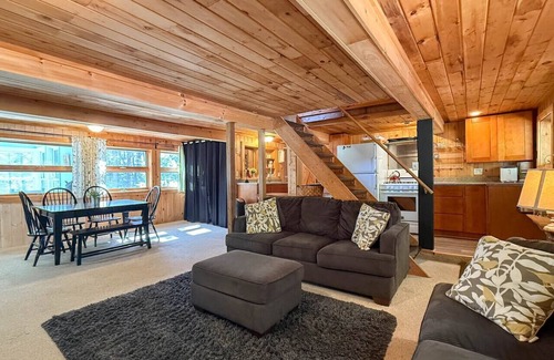 Fryeburg Cabin | Lovewell Lodge | Cozy Cabin w/Firepit and Kayaks