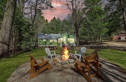 Fryeburg Cabin | Lovewell Lodge | Cozy Cabin w/Firepit and Kayaks