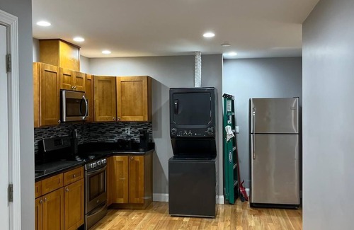 Mattapan Apartment | Lovey Spacious 2 Bedroom Apartment 15 min from Airport/Downtown