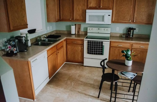 Westgate House | Loving 2 bedrooms Townhouse with Free Parking