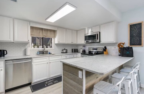 Windy Hill House | LOW Key by the Beach: 3BR/2BA steps to sand & pool