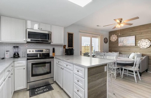 Windy Hill House | LOW Key by the Beach: 3BR/2BA steps to sand & pool