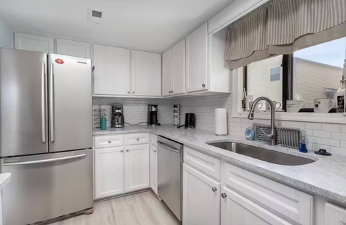 Windy Hill House | LOW Key by the Beach: 3BR/2BA steps to sand & pool