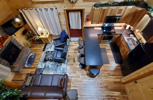 Gatlinburg - Pigeon Forge Cabin | LOW LOW rates for Sept. Come and enjoy the cabin in the mtns at a GREAT Rate
