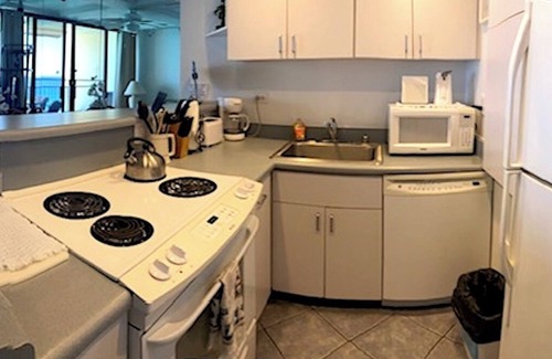Makaha Condo | LOW RATE LEGAL BEACHFRONT CONDO VIEW FREE PKG/WIFI, POOL,HOT TUB,TENNIS/PICKLE 6