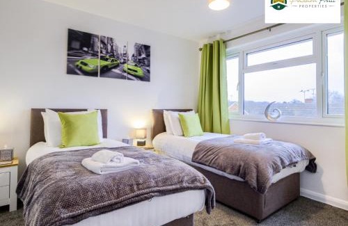 Coventry Apartment | LOW rate SPECIAL DEAL for a 3 Bedroom house with 2 Baths- near Coventry Community Centre and War Memorial Park with Parking and FREE unlimited Wi-fi - ARC