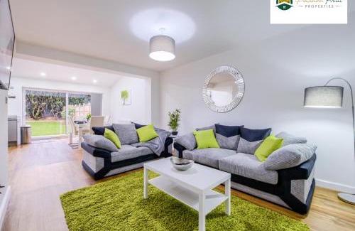 Coventry Apartment | LOW rate SPECIAL DEAL for a 3 Bedroom house with 2 Baths- near Coventry Community Centre and War Memorial Park with Parking and FREE unlimited Wi-fi - ARC