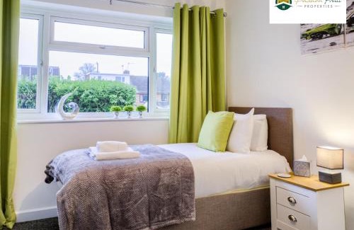 Coventry Apartment | LOW rate SPECIAL DEAL for a 3 Bedroom house with 2 Baths- near Coventry Community Centre and War Memorial Park with Parking and FREE unlimited Wi-fi - ARC