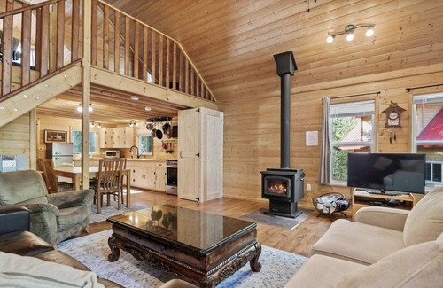 Central Alberta Cabin | *Low Season Pricing!* Cozy Cabin Retreat - Reconnect with Nature in Comfort!