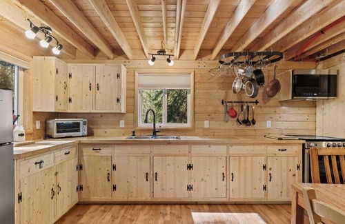Central Alberta Cabin | *Low Season Pricing!* Cozy Cabin Retreat - Reconnect with Nature in Comfort!
