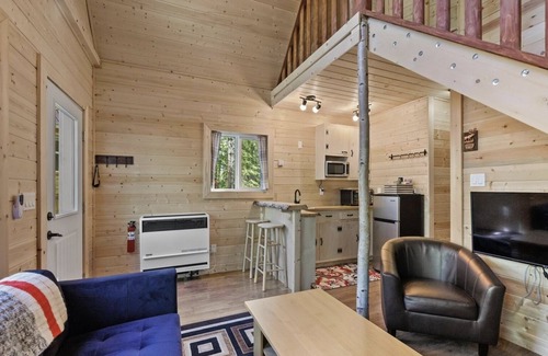 Central Alberta Cabin | *Low Season Pricing!* Cozy Cabin Retreat - Reconnect with Nature in Comfort!