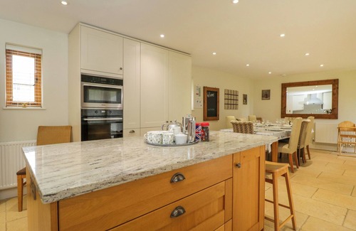 Witney Cottage | LOWER FARM BARN, pet friendly, luxury holiday cottage in Bampton