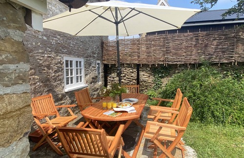 Stalbridge Cottage | Lower Farm Cottage - sleeps 4 guests in 2 bedrooms