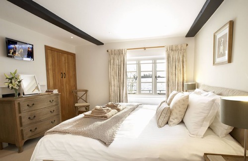Todenham Cottage | Lower Farmhouse - a charming farmhouse sleeping 10 guests