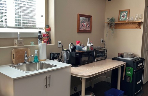 Maple Ridge House | Lrg 1 bdrm ground level suite with a Private Entry in a forest setting.