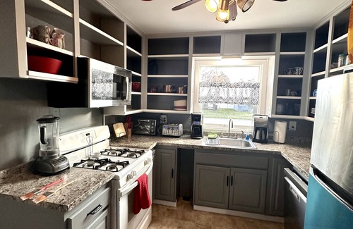 Billings House | Lrg family hm 5min drive to two hospitals, cancer center,colleges & METRA Arena