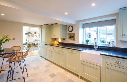Ebbesborne Wake Cottage | Luxury Interior Designed Retreat ❃ w/Tennis Court, Garden and Rural Views