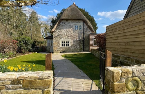 Ebbesborne Wake Cottage | Luxury Interior Designed Retreat ❃ w/Tennis Court, Garden and Rural Views