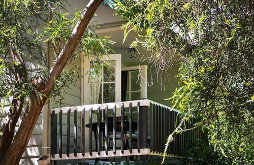 Hepburn Springs Cottage | Lucini Cottage- wood fire and stunning bush views