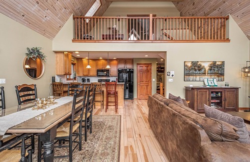 Mountainside House | Lucky 12 | Centrally Located, Lake Access, Hot Tub