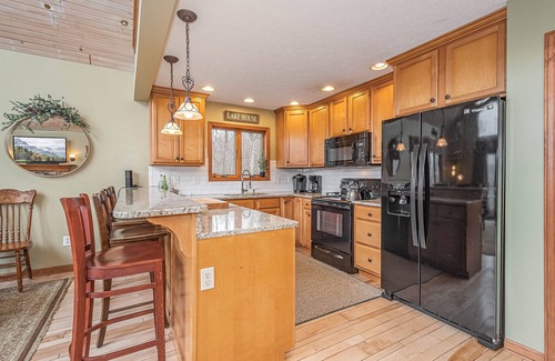 Mountainside House | Lucky 12 | Centrally Located, Lake Access, Hot Tub