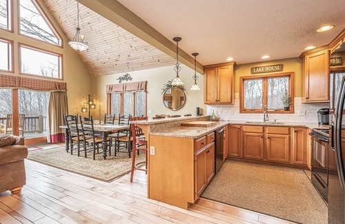 Mountainside House | Lucky 12 | Centrally Located, Lake Access, Hot Tub