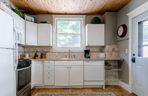 Grand Haven House | Lucky Chuck's cottage in the heart of Grand Haven