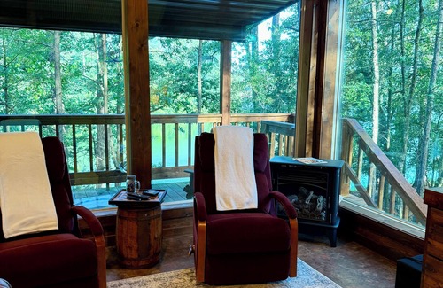 Sanatorium Cabin | Lucky Dog Lakeside Cabin on Prentiss Walker Lake