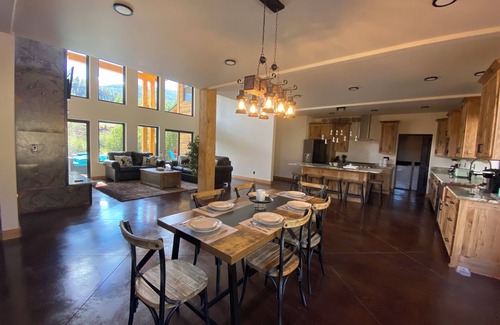 Rio Vista Estates House | Lucky Duck on Rio Grande River with Hottub & 5 Bathrooms