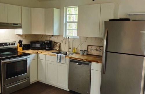 Hillister House | "Lucky Lake House" Quiet community, minutes from Naskila Casino and Restaurant!