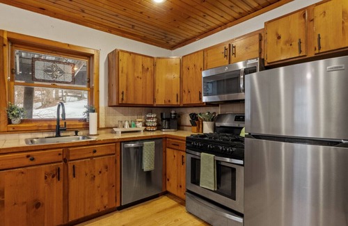 Wardsboro Cabin | Lucky Log Cabin- Hottub fireplace 12min to Mt Snow
