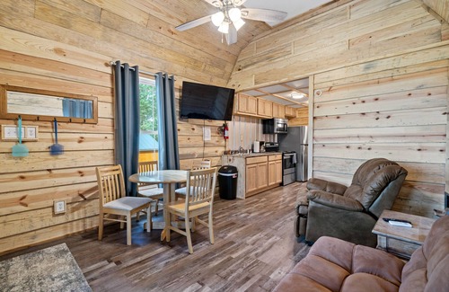 Glenwood Cabin | Lucky's Canoe & Kayak Cabin #1 - Caddo River Access!