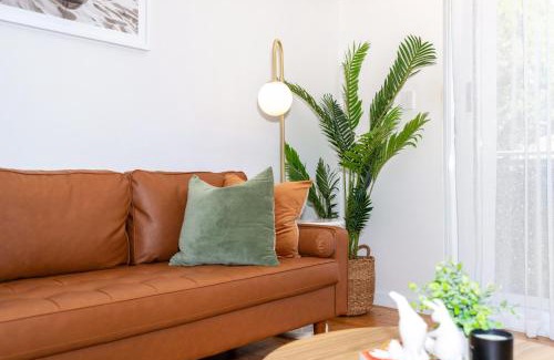Cronulla Apartment | Lucky's Coastal Retreat, 2 bedroom apartment and parking