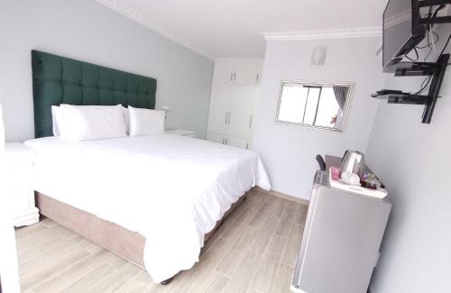 Quigney Beach House | Lucolo Palace B&B - East London
