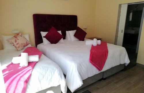 Quigney Beach House | Lucolo Palace B&B - East London