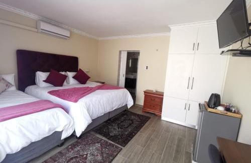 Quigney Beach House | Lucolo Palace B&B - East London