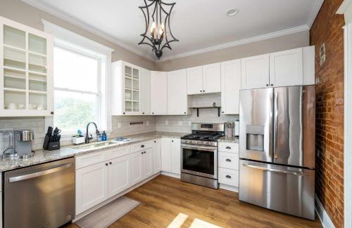 Ludlow House | Ludlow Lodge with City Views