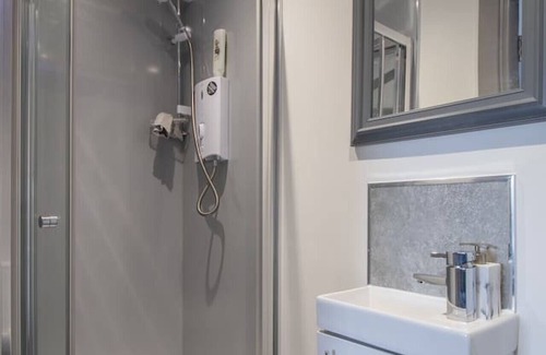 Kilmarnock Condo | Lugton Rooms - Twin bedroom suite