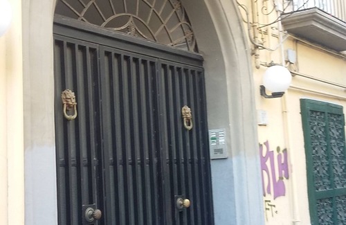 Chiaia Apartment | luisa's apartment, very central, chic area, free wi-fi, more museums,