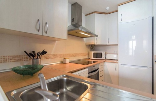 Velez de Benaudalla Apartment | Lujoso Apartamento Climatizado con Tres Piscinas, Parking Gratuito e Internet