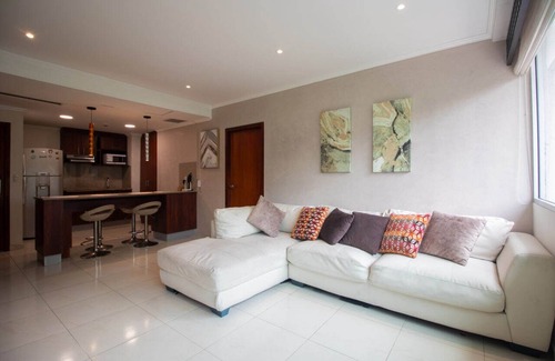 Las Penas Apartment | Lujoso Depa con Piscina - Jacuzzi y Vista al rio Desde la Habitación