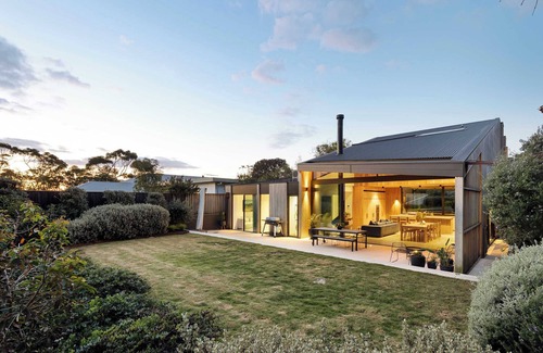 Mount Eliza House | Lumiere - Gas Heated Pool & Stroll to Beach