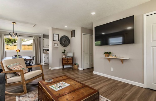 Bon Air House | Lumos Stays: 65" 4K TV, memory foam, kid-friendly