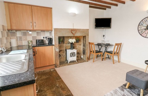 Honley Cottage | LUNA COTTAGE, pet friendly, with a garden in Holmfirth