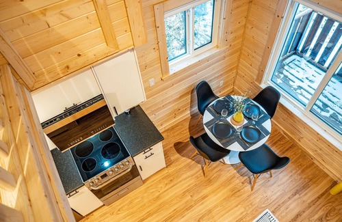 Revelstoke Hotel | Luna Lodge - Alpha Mountain Lodging + Sauna